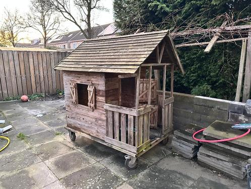 houten speelgoed huis buiten